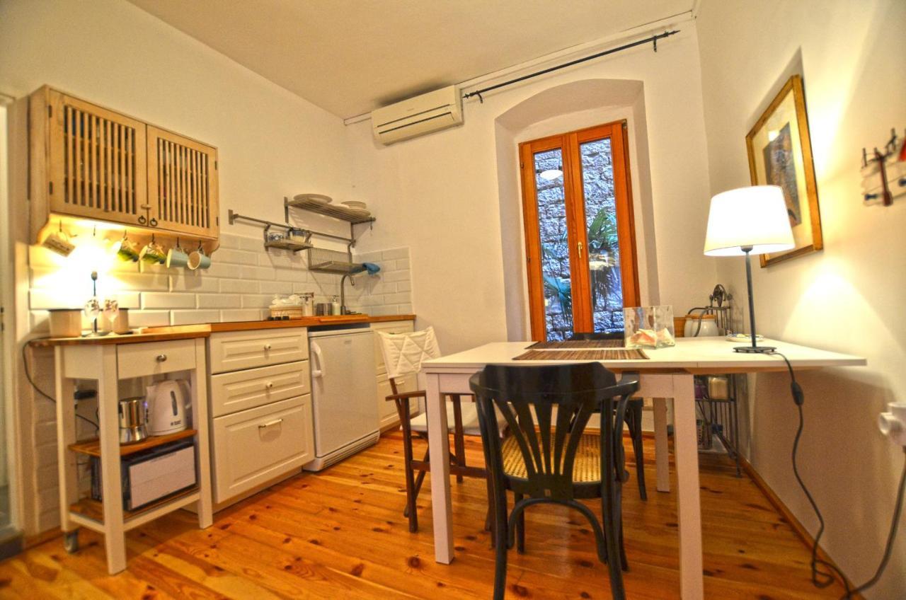 Leko Old Town Apartment Ровин Екстериор снимка