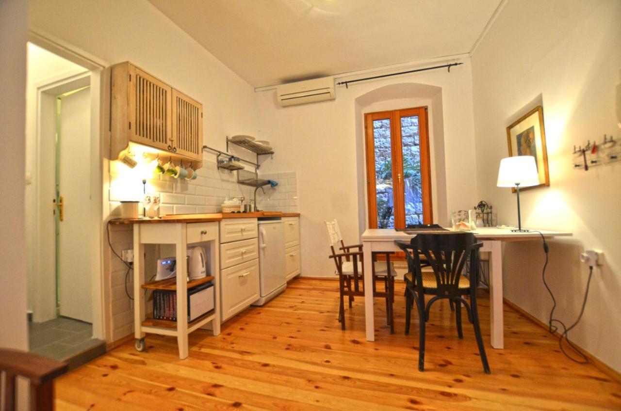 Leko Old Town Apartment Ровин Екстериор снимка